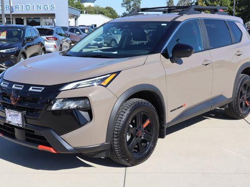 Used 2025 Nissan Rogue SV image 2