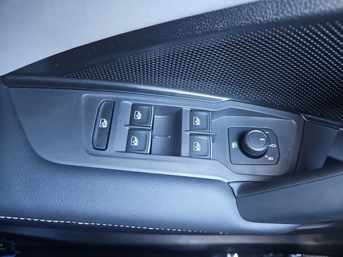 New 2025 Volkswagen Tiguan SE image 13