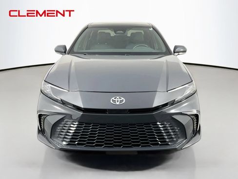 Used 2025 Toyota Camry XSE FWD image 3