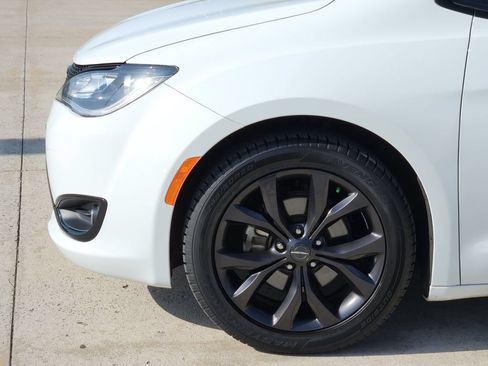 Used 2020 Chrysler Pacifica Touring w/ S Appearance Package FWD image 8