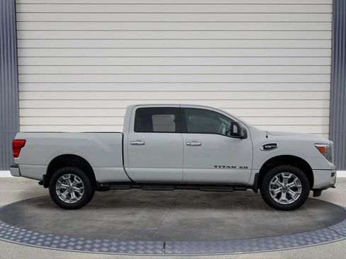Used 2021 Nissan Titan SV w/ SV Convenience Package image 9