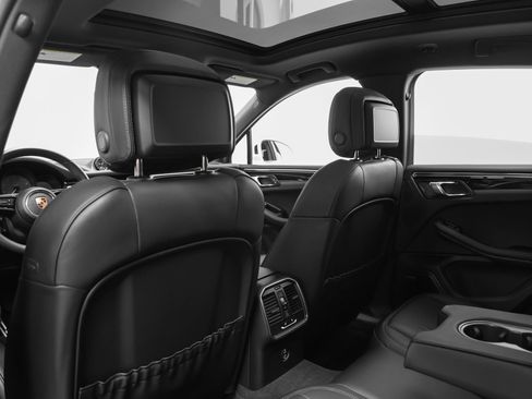 Certified 2025 Porsche Macan S image 47