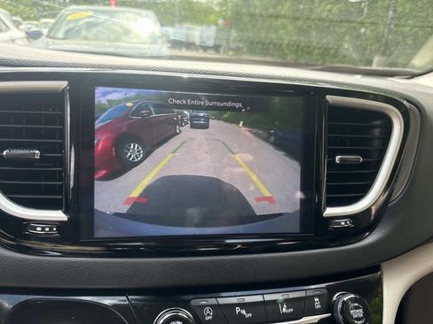 Used 2024 Chrysler Pacifica Touring-L FWD image 24