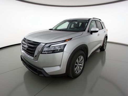 Used 2025 Nissan Pathfinder SV image 3