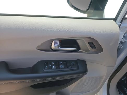 Used 2023 Chrysler Pacifica Touring-L FWD image 11