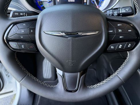 Used 2023 Chrysler Pacifica Limited w/ S Appearance Package image 16