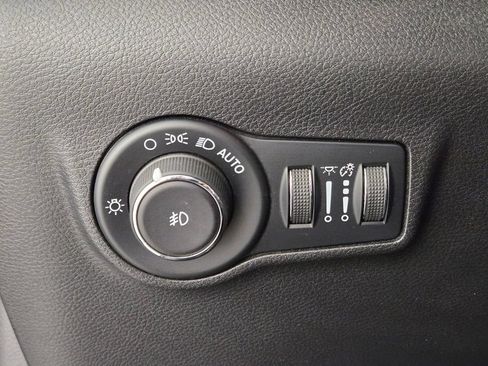 Used 2022 Jeep Compass Latitude FWD image 32