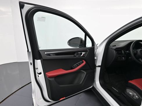 Certified 2026 Porsche Macan Turbo AWD/4WD image 16