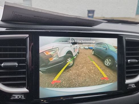 Used 2023 Chrysler Pacifica Touring-L image 17