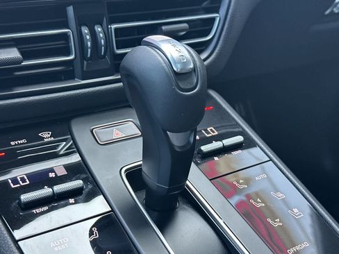 Certified 2025 Porsche Macan AWD/4WD image 24