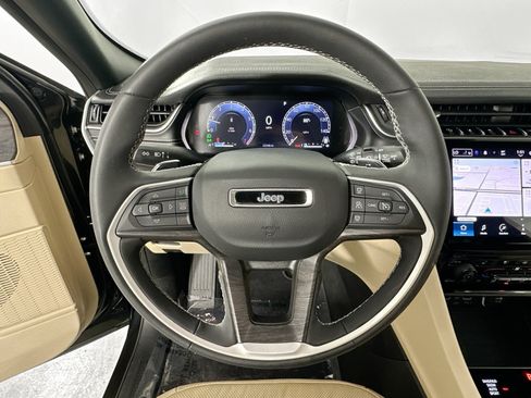 Used 2023 Jeep Grand Cherokee Limited w/ Luxury Tech Group II AWD/4WD image 11