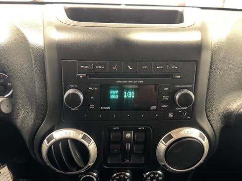 Used 2016 Jeep Wrangler Unlimited Rubicon w/ Connectivity Group image 44