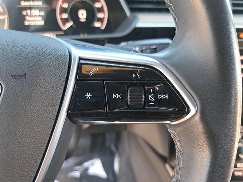 Used 2024 Audi Q8 e-tron Premium Plus image 18