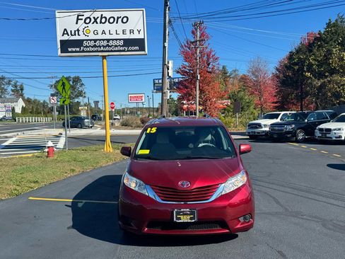 Used 2015 Toyota Sienna LE image 2