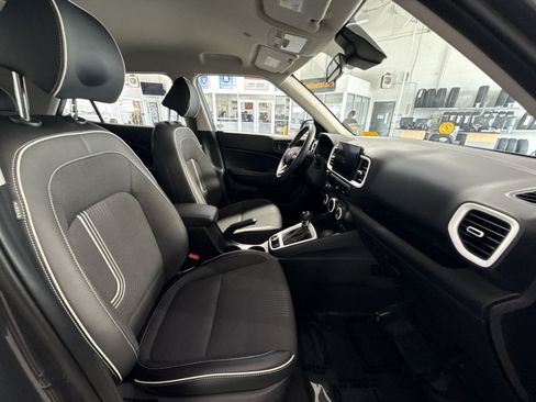 Used 2023 Hyundai Venue Limited FWD image 27