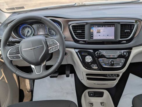 Used 2022 Chrysler Voyager LX FWD image 5