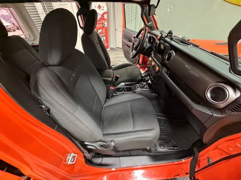 Used 2018 Jeep Wrangler Unlimited Sahara w/ Cold Weather Group AWD/4WD image 44