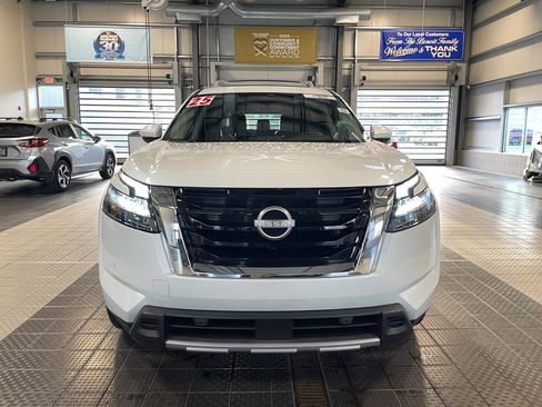 Used 2025 Nissan Pathfinder Platinum AWD/4WD image 4