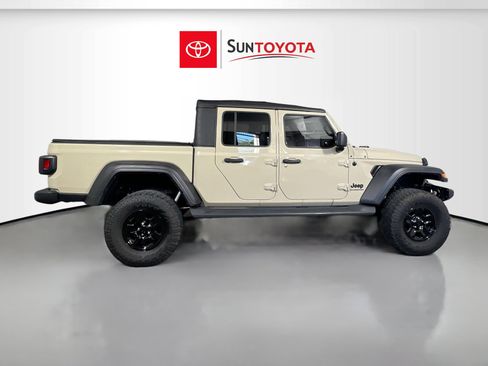 Used 2020 Jeep Gladiator Sport AWD/4WD image 2