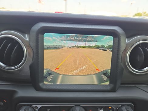 Used 2023 Jeep Gladiator Overland AWD/4WD image 16