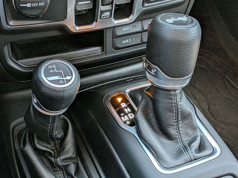Used 2025 Jeep Wrangler Unlimited Sport AWD/4WD image 16