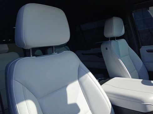 Used 2025 Chevrolet Tahoe Premier RWD image 18