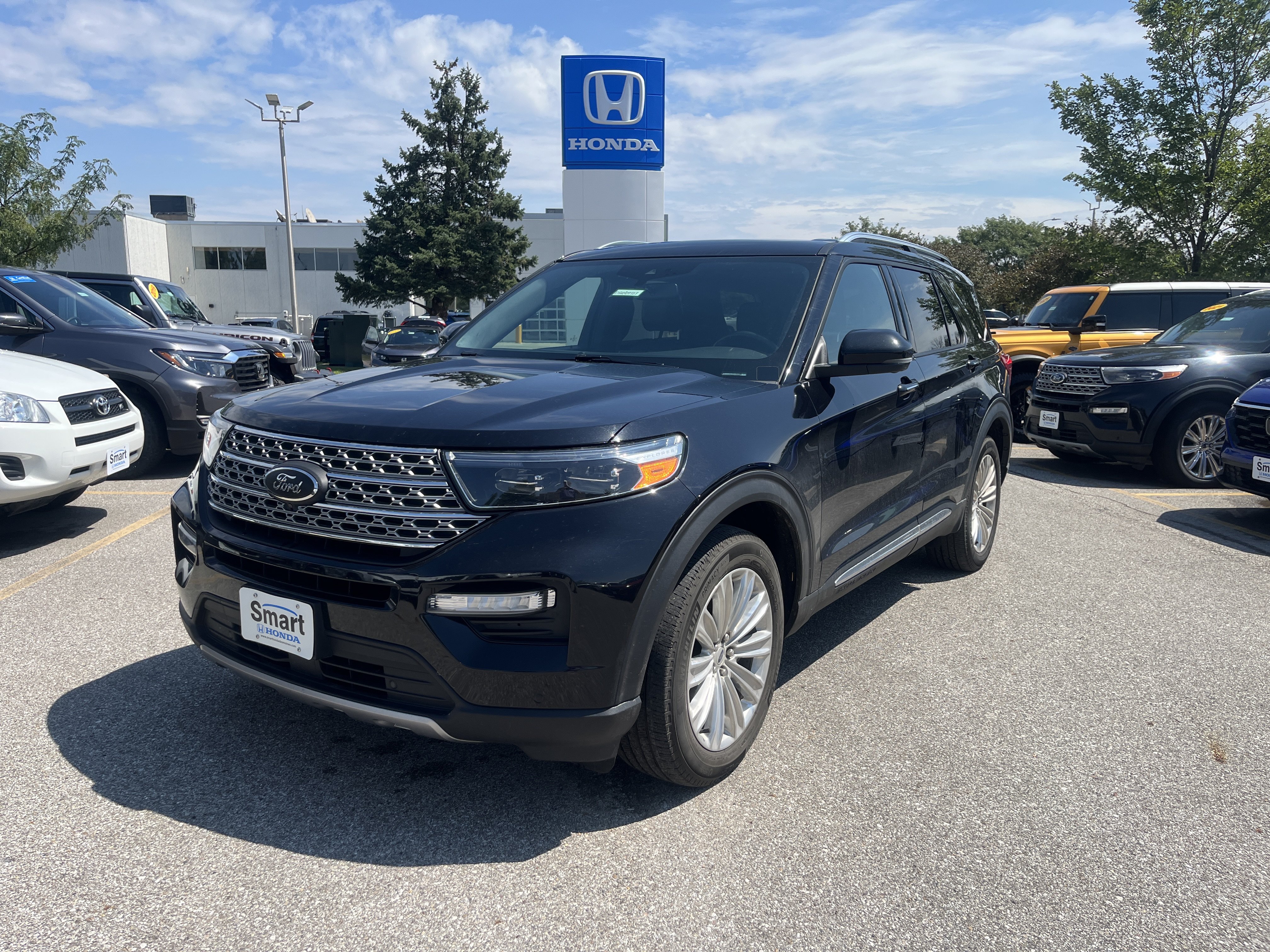 Used 2020 Ford Explorer Limited w/ Class III Trailer Tow Package AWD/4WD image 1