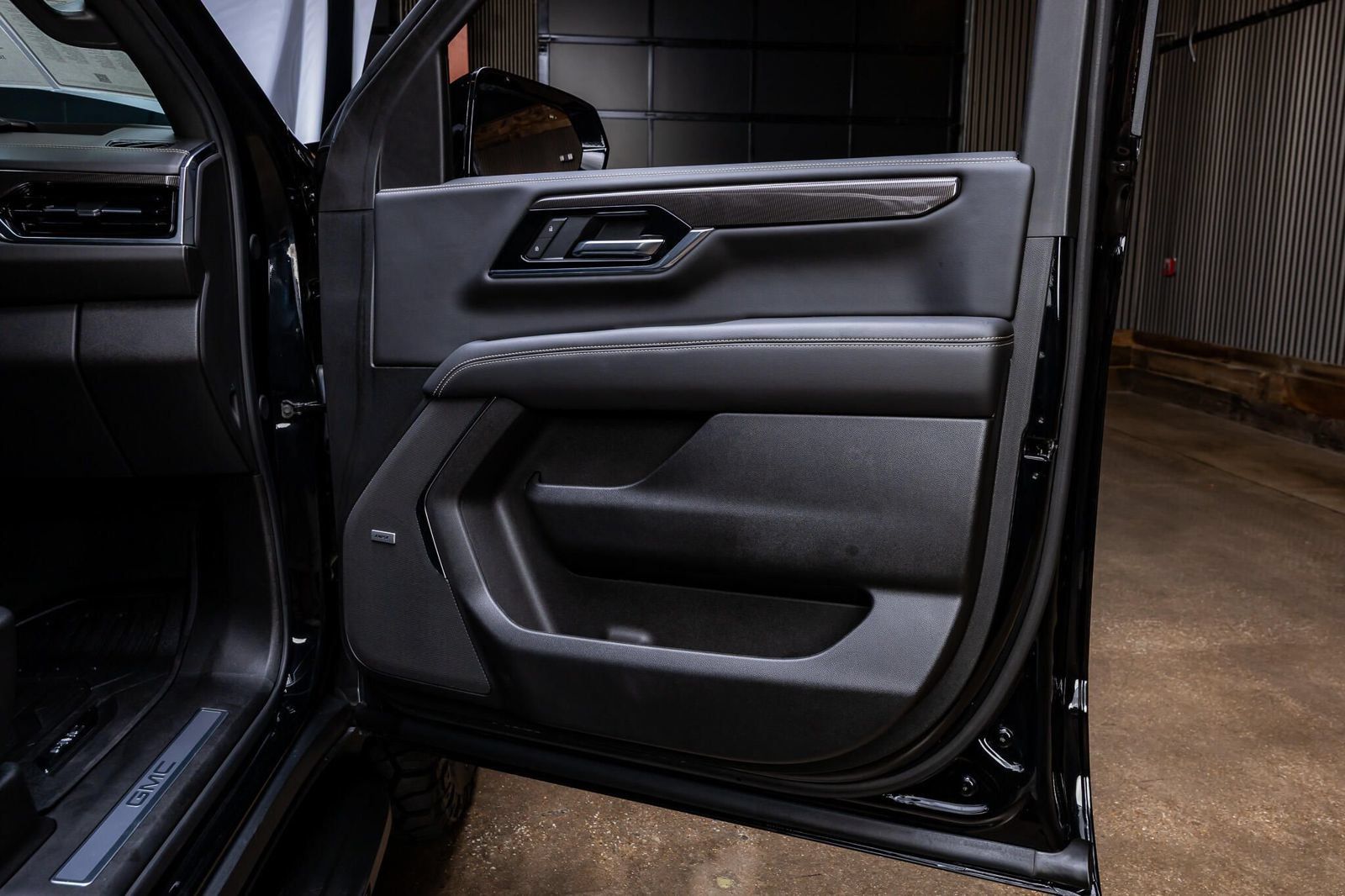 Used 2025 GMC Yukon XL Elevation AWD/4WD image 36