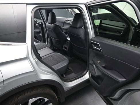 Used 2024 Mitsubishi Outlander SE image 14