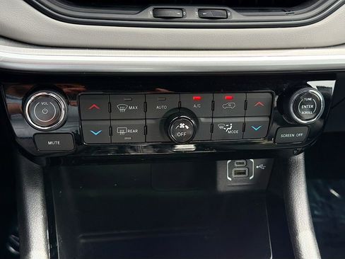 Used 2025 Jeep Compass Limited AWD/4WD image 18