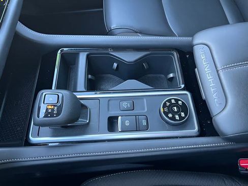 Used 2025 Nissan Pathfinder SL image 21