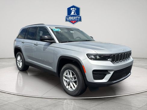 New 2025 Jeep Grand Cherokee Laredo X w/ Luxury Tech Group I AWD/4WD image 16