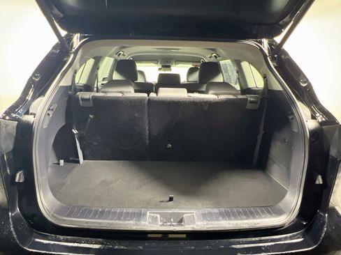Used 2024 Toyota Highlander LE FWD image 33