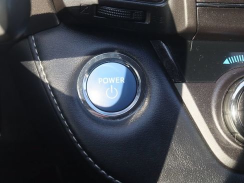 Used 2018 Toyota RAV4 LE AWD/4WD image 16