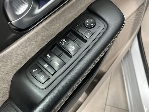 Used 2024 Chrysler Pacifica Touring-L FWD image 21