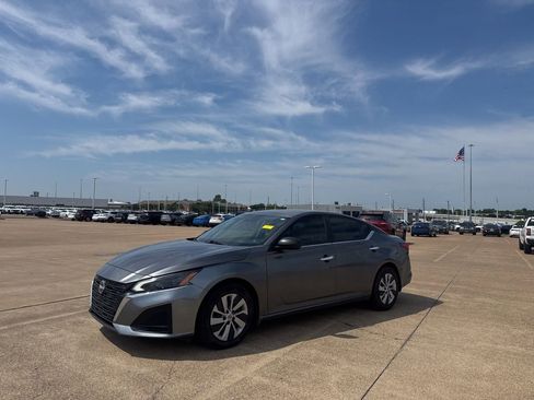 Certified 2024 Nissan Altima 2.5 S FWD image 10
