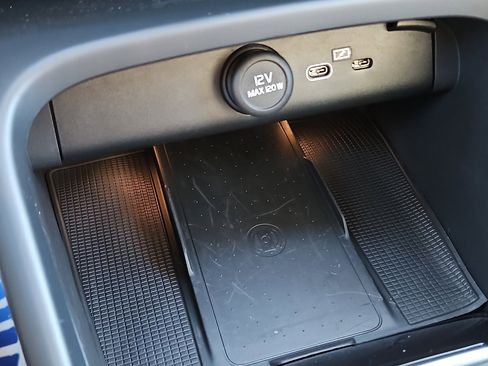 Used 2023 Volvo XC40 B5 Plus image 25