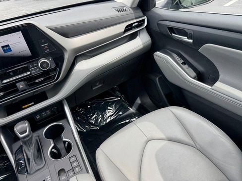 Used 2024 Toyota Highlander XLE AWD/4WD image 16