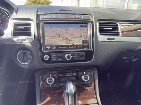 Used 2016 Volkswagen Touareg TDI image 14