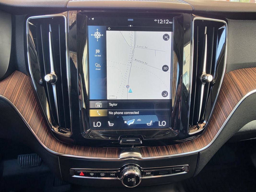 Used 2019 Volvo XC60 T6 Momentum w/ Multimedia Package AWD/4WD image 14