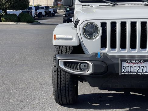 Used 2023 Jeep Wrangler Unlimited Sahara w/ Cold Weather Group AWD/4WD image 3