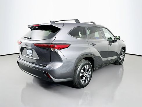 Used 2023 Toyota Highlander XLE AWD/4WD image 7