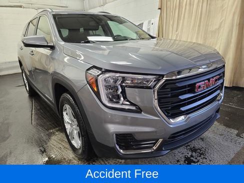 Used 2023 GMC Terrain SLE w/ Driver Convenience Package image 4