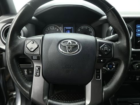 Used 2019 Toyota Tacoma TRD Off-Road w/ Technology Package AWD/4WD image 13