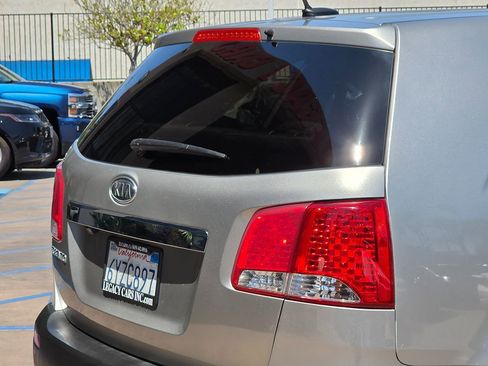 Used 2013 Kia Sorento LX w/ Third Row Pkg image 14