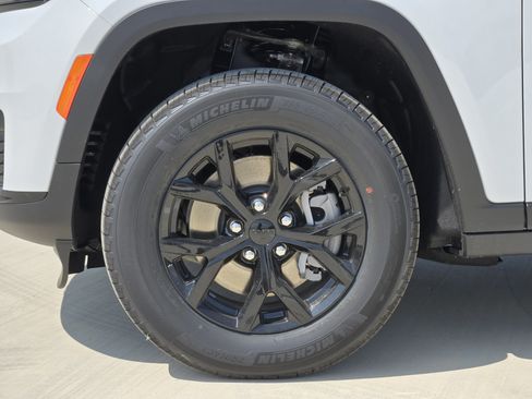 New 2025 Jeep Grand Cherokee L Altitude image 9