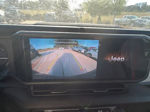 Used 2025 Jeep Wrangler Willys image 34