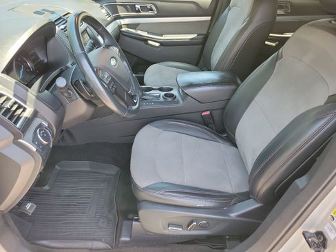 Used 2017 Ford Explorer XLT w/ Equipment Group 202A FWD image 4