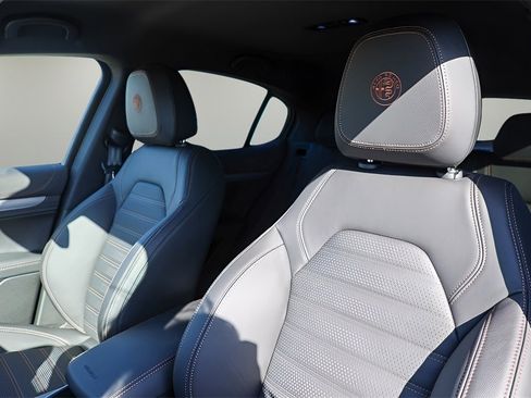 New 2025 Alfa Romeo Stelvio Sprint image 9