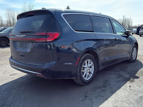 Used 2025 Chrysler Pacifica Select image 3